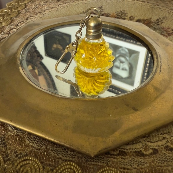 Elegant Yellow Glass Perfume Bottle - Picture 4 of 6